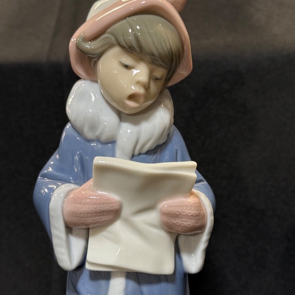 Lladro 6533 The Christmas Caroler 10" Blue & Pink Outfit Holding Sheet Music - Picture 10 of 10